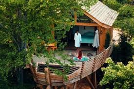 Dormir dans les nuages : L’expérience unique de l’hôtel cabane dans les arbres