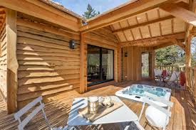 Découvrez l’Expérience Magique des Cabanes dans les Arbres en Ardèche