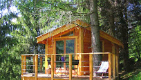 Découvrez l’Enchantement des Cabanes dans les Arbres du Jura