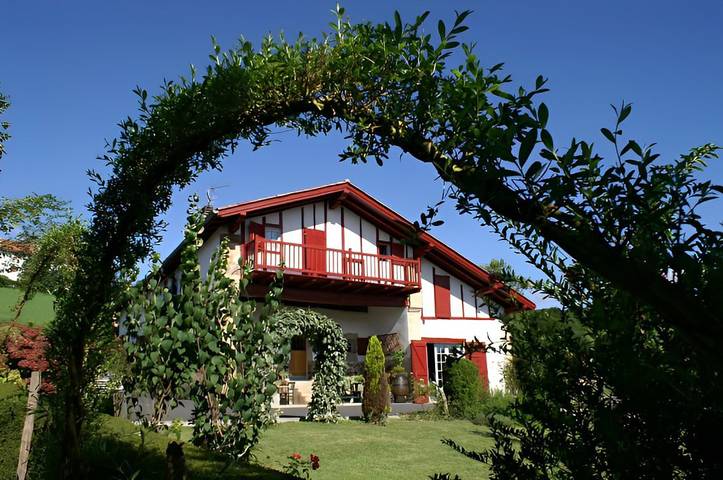Découvrez les Gîtes de France au Pays Basque : Vivez l’Art de Vivre Basque